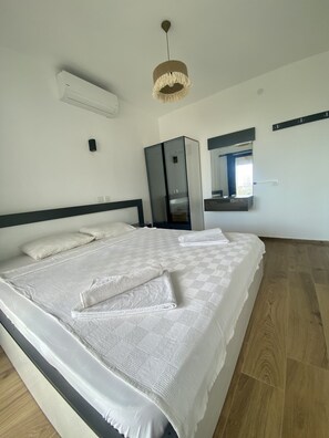 Premium bedding, desk, free WiFi, bed sheets - Kemancı Suites & Restaurant & Beach (Bodrum)