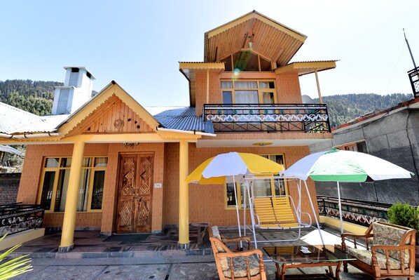 Front of property - Snow Heaven Cottage (Manali)