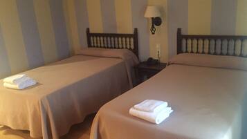 Habitació doble o amb dos llits individuals, balcó | Escriptori, planxa i posts de planxar i bressols gratuïts