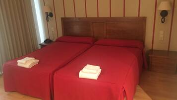 Habitació doble o amb dos llits individuals, balcó | Escriptori, planxa i posts de planxar i bressols gratuïts