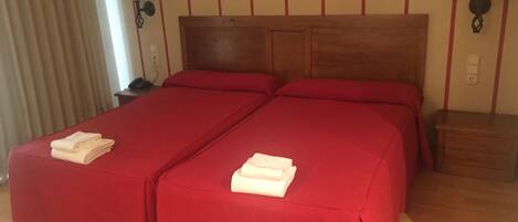 Escritorio, tabla de planchar con plancha y cunas gratuitas