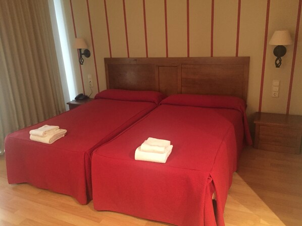 Kamar Double atau Twin, balkon | Meja kerja, setrika/meja setrika, dan tempat tidur bayi gratis