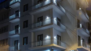 Overnatningsstedets facade – aften/nat