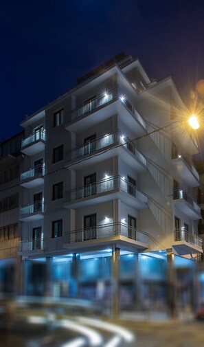 Bagian depan properti - sore/malam