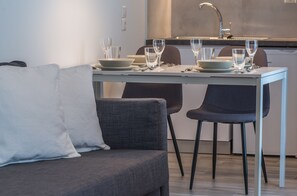 Deluxe Διαμέρισμα | Περιοχή καθιστικού | Τηλεόραση με επίπεδη οθόνη, συσκευή αναπαραγωγής DVD