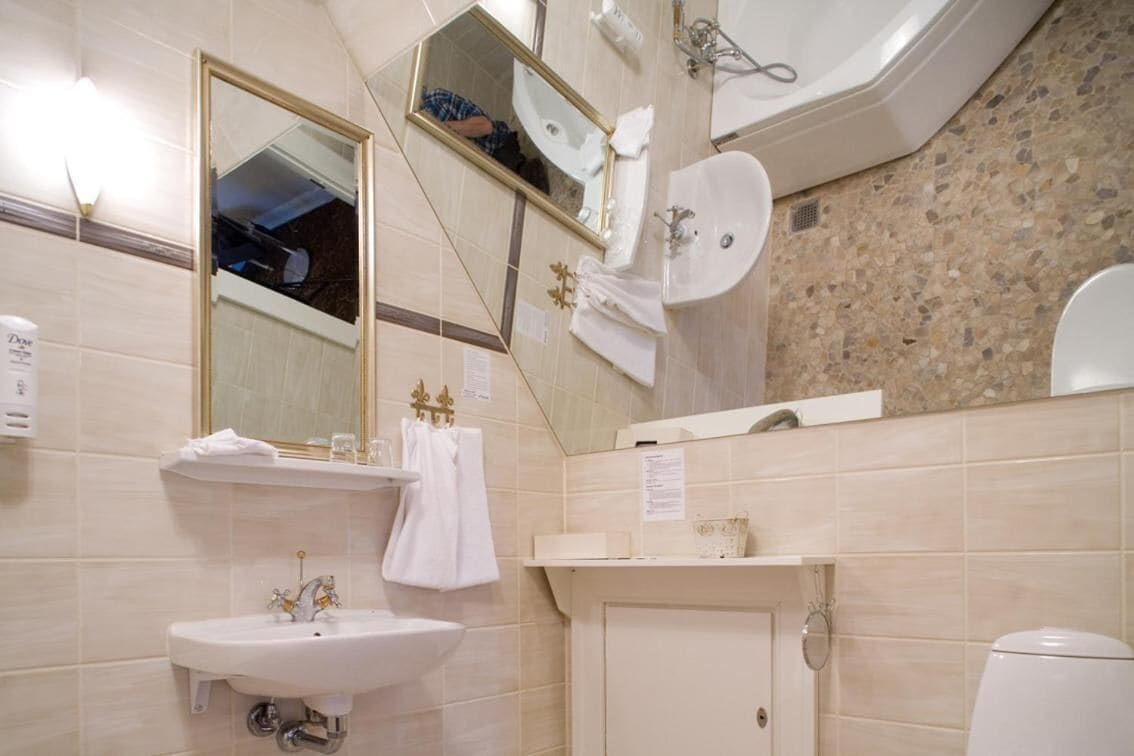 free toiletries, towels