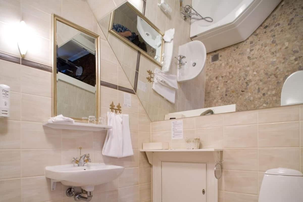 free toiletries, towels