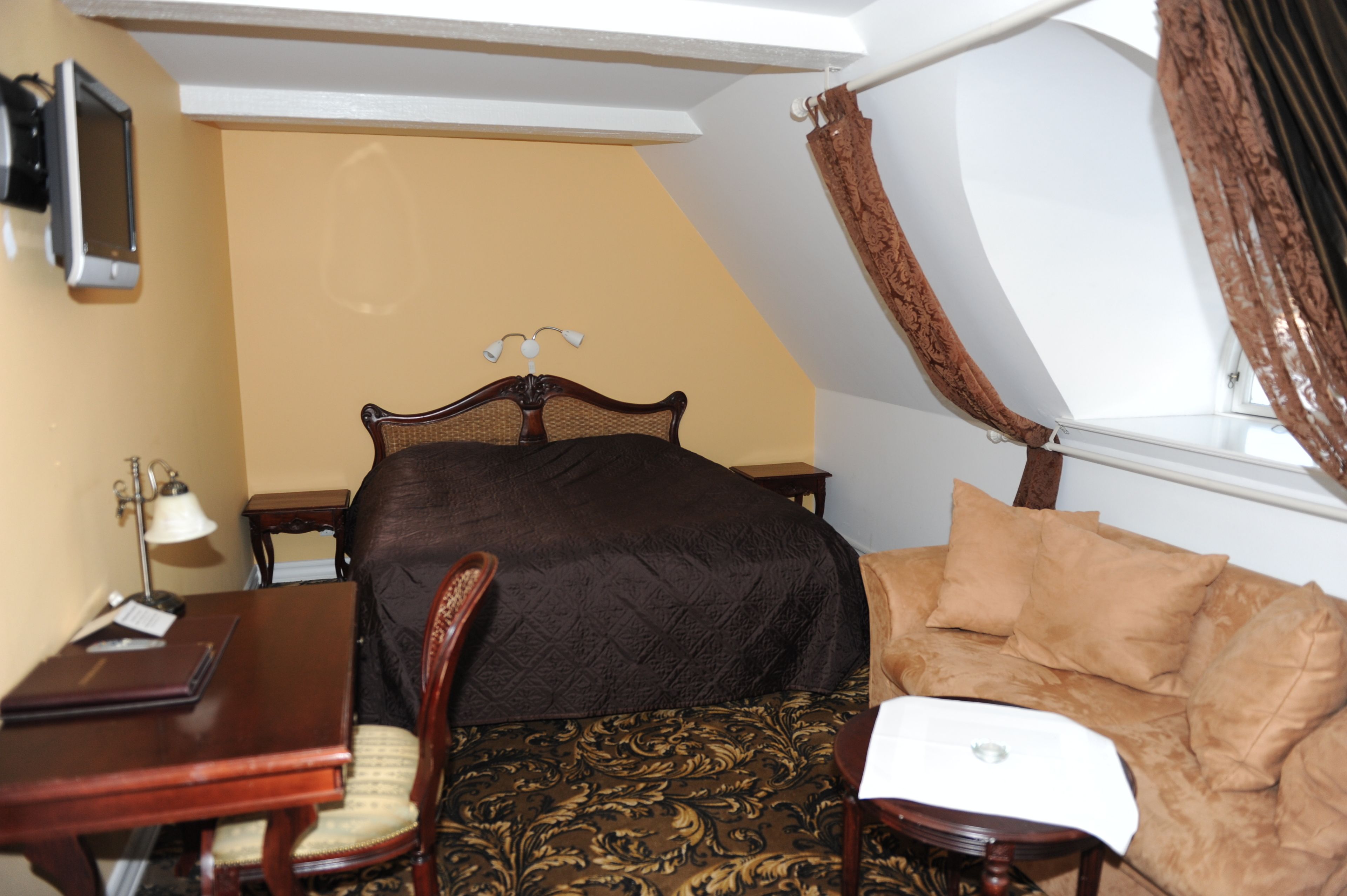 triple room | minibar, desk, blackout curtains, iron/ironing board