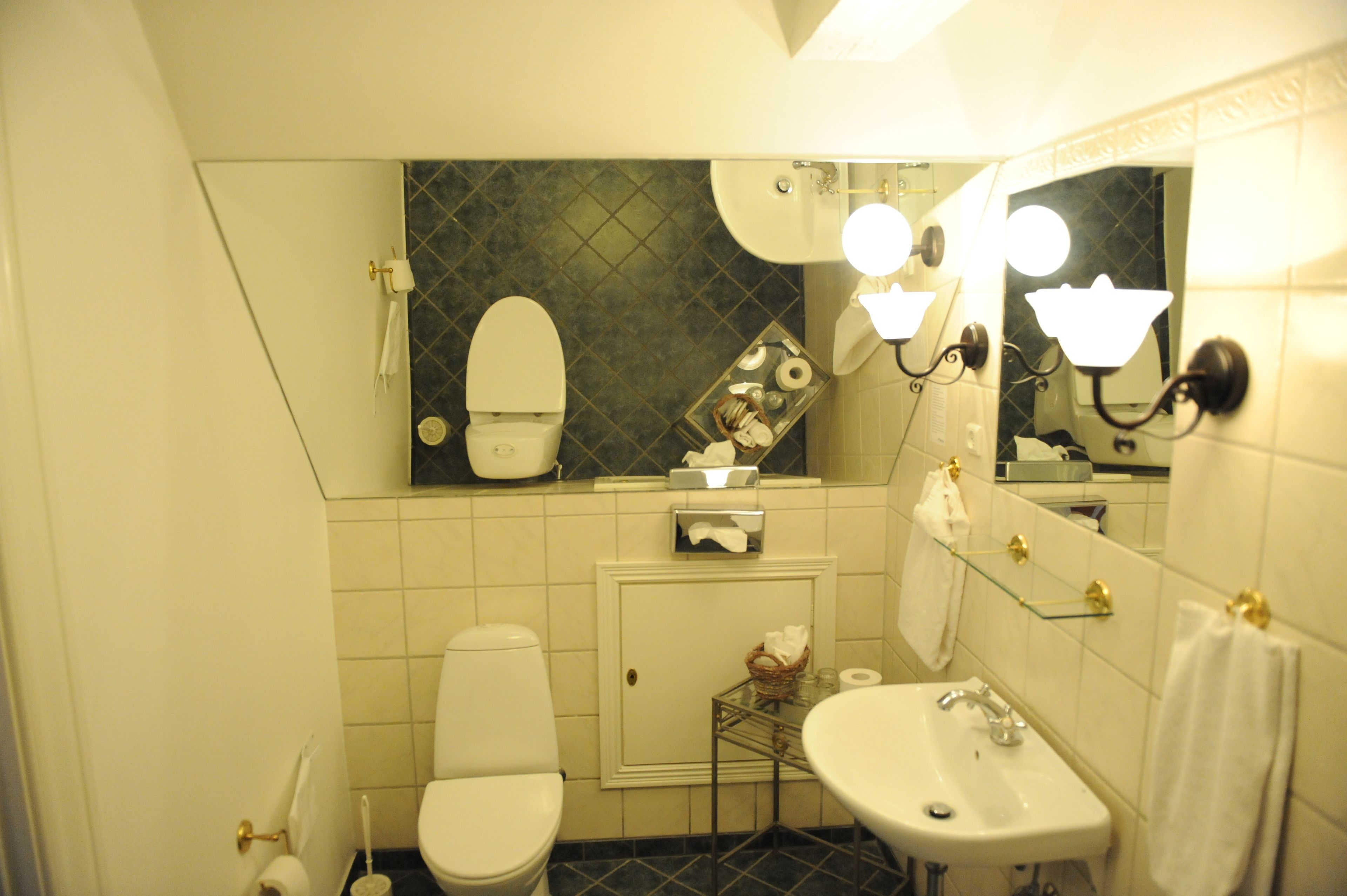 triple room | bathroom | free toiletries, towels