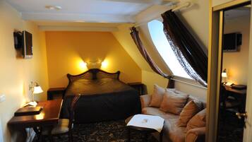 Triple Room | Minibar, desk, blackout drapes, iron/ironing board