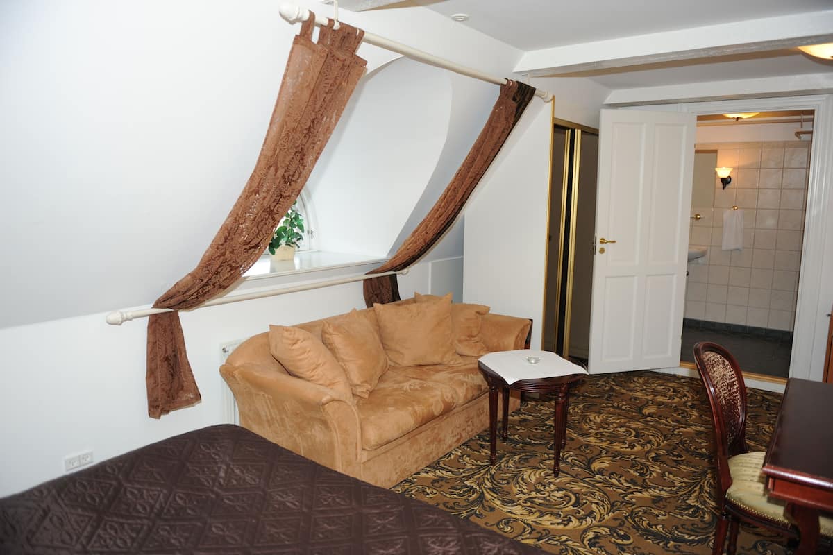 triple room | minibar, desk, blackout curtains, iron/ironing board