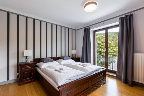 غرفة ديلوكس ثلاثية - غرفتا نوم - بشرفة - بمنظر للنهر | ملاءات للفراش لا تسبب الحساسية وخزنة داخل الغرفة وستائر تعتيم