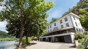 Courtyard - Hotel Mandat (Hradištko)