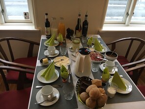Daily continental breakfast for a fee - Kongeåkroen (Brorup)