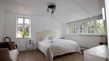 Frigobar, cortinas blackout, ferros/tábuas de passar roupa