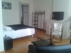 Family Room | Blackout curtains, free WiFi, bed sheets - Château de Buchy (Buchy)