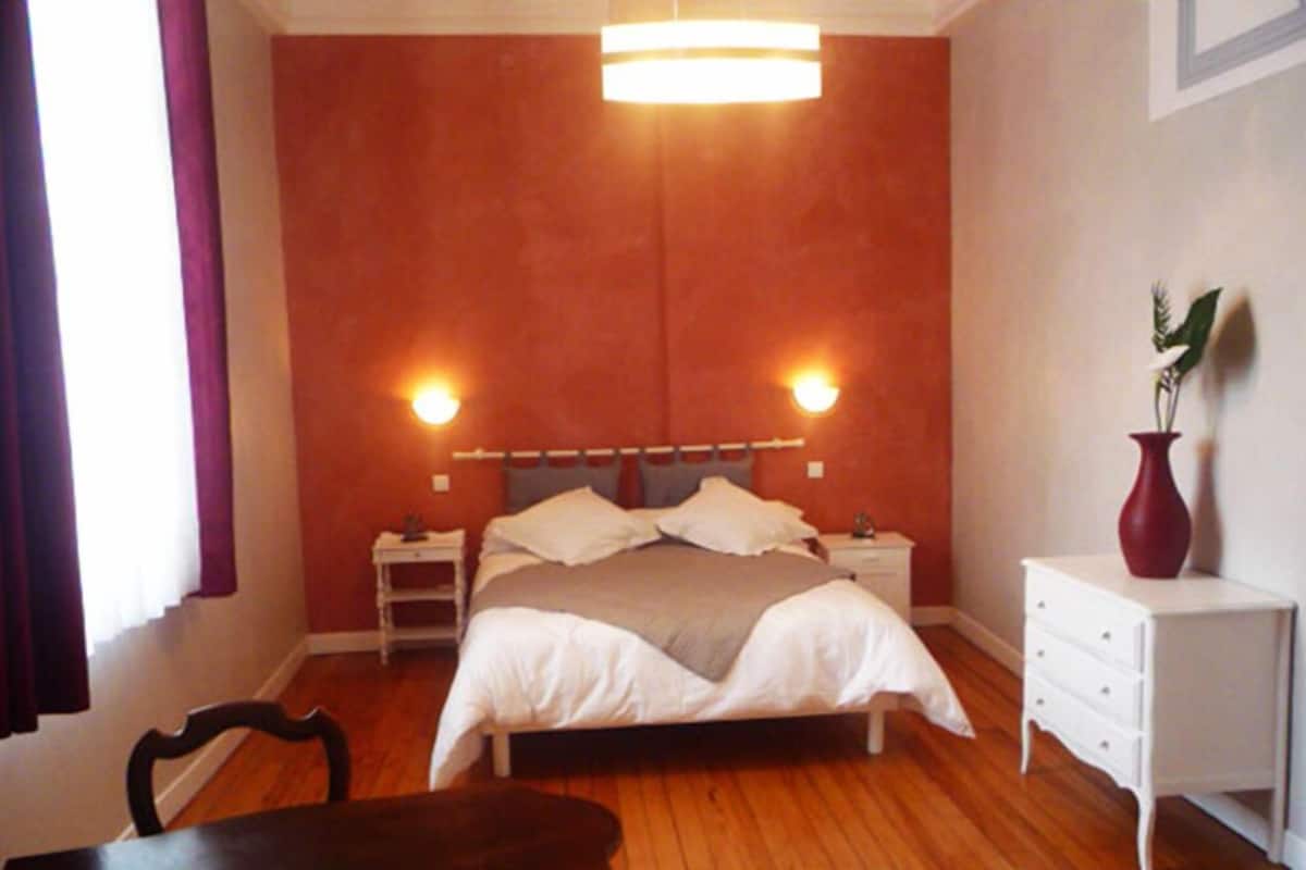 Blackout curtains, free WiFi, bed sheets