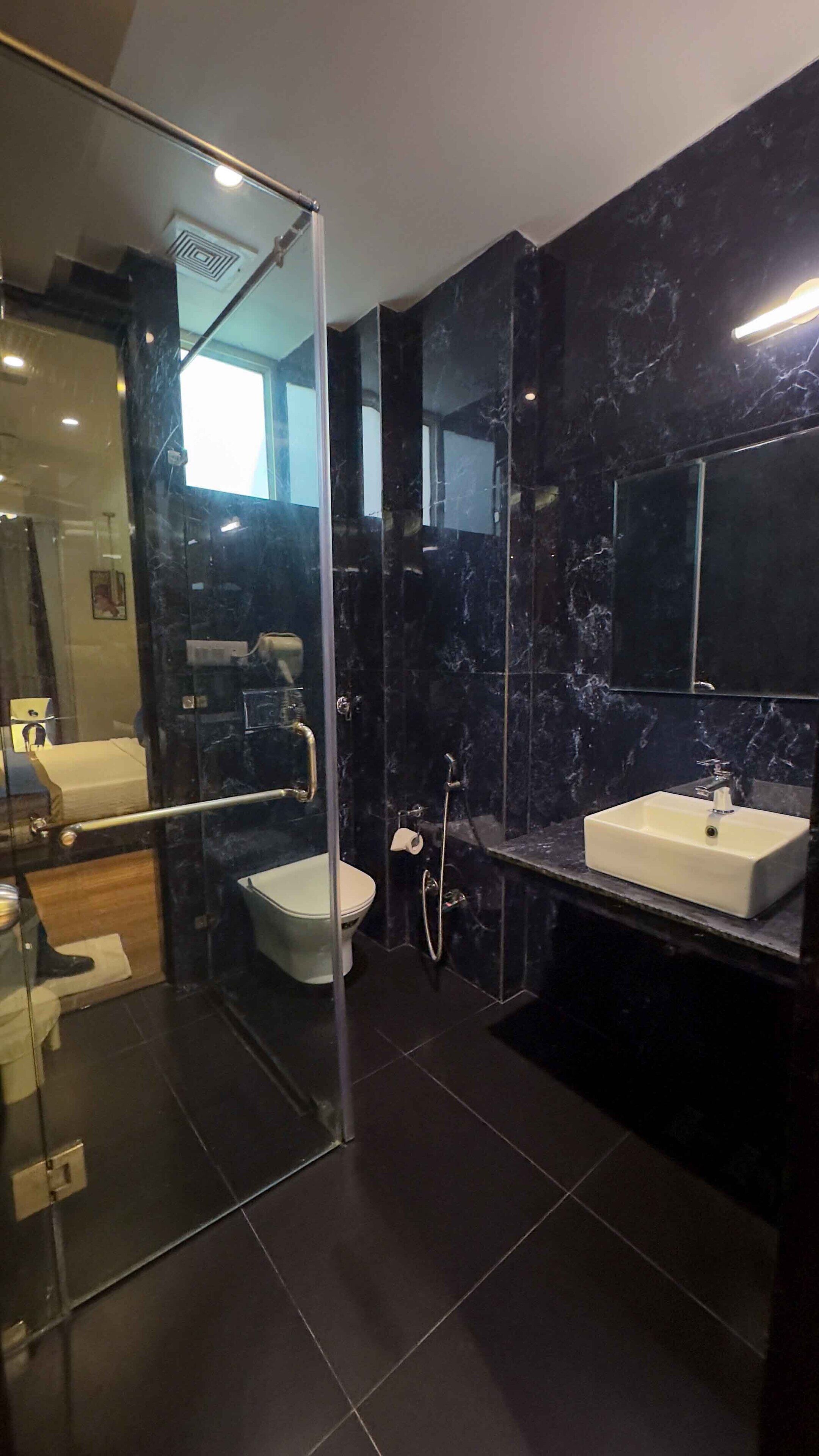 Shower, rainfall showerhead, free toiletries, slippers