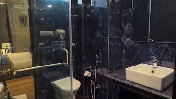 Shower, rainfall showerhead, free toiletries, slippers