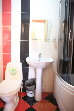 标准双床房 | 浴室 | 淋浴设施、免费洗浴用品、吹风机、拖鞋