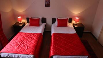 Escritorio, sistema de insonorización, tabla de planchar con plancha