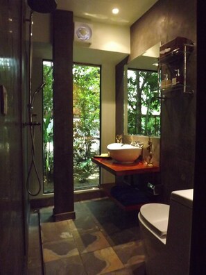 Deluxe Double Room, Pool View | Bathroom | Shower, free toiletries, hair dryer, slippers - ManuelaEric Homestay (Siem Reap)
