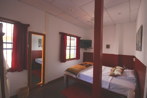 Standard Double Room with Shared Bathroom | Desk, blackout drapes, free WiFi - ManuelaEric Homestay (Siem Reap)