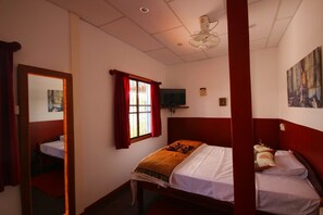 Standard Double Room with Shared Bathroom | Desk, blackout drapes, free WiFi - ManuelaEric Homestay (Siem Reap)