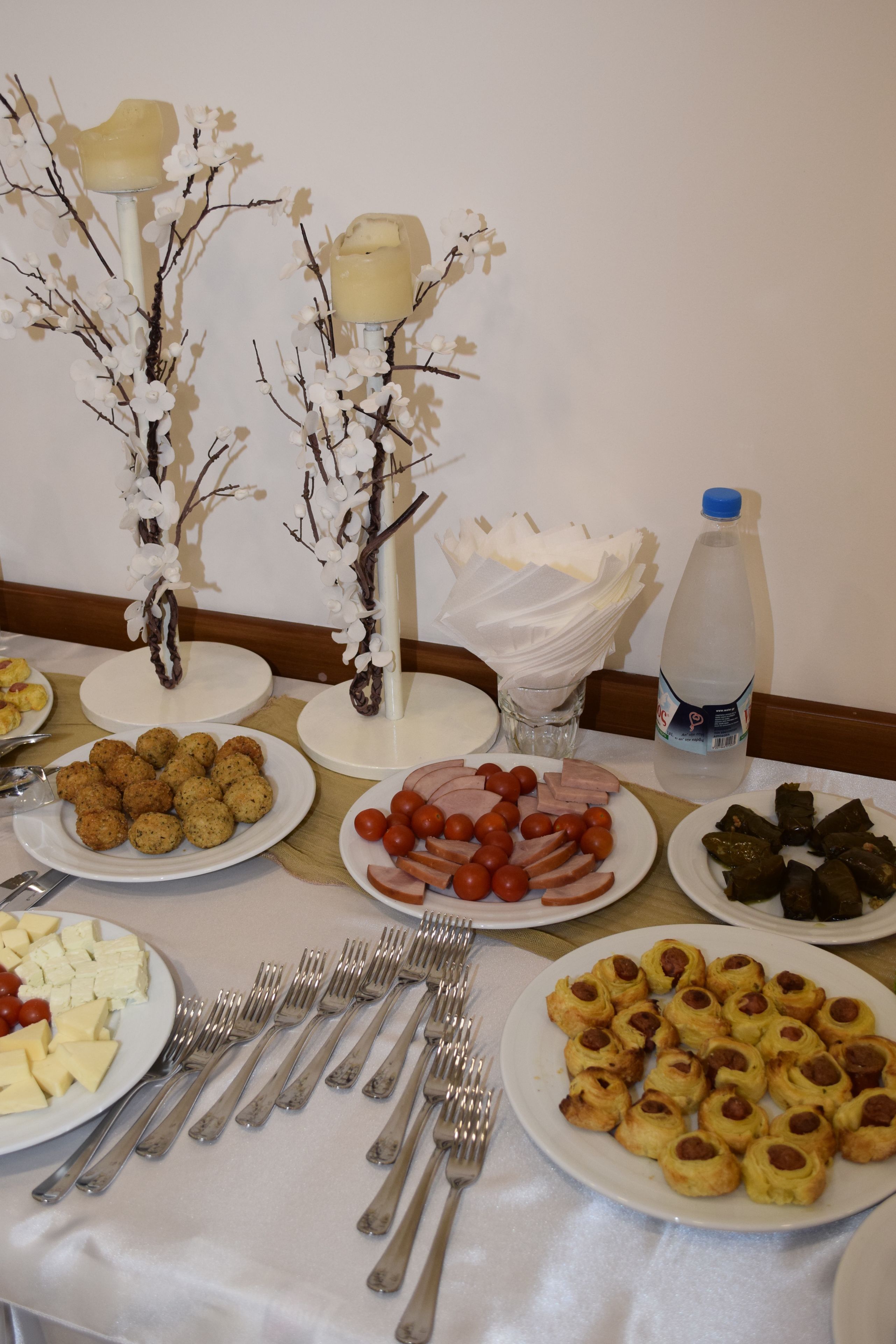 Une table de buffet avec divers plats et ustensiles.