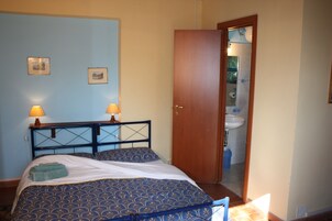 Escritorio, cunas gratuitas, camas plegables/adicionales y ropa de cama 