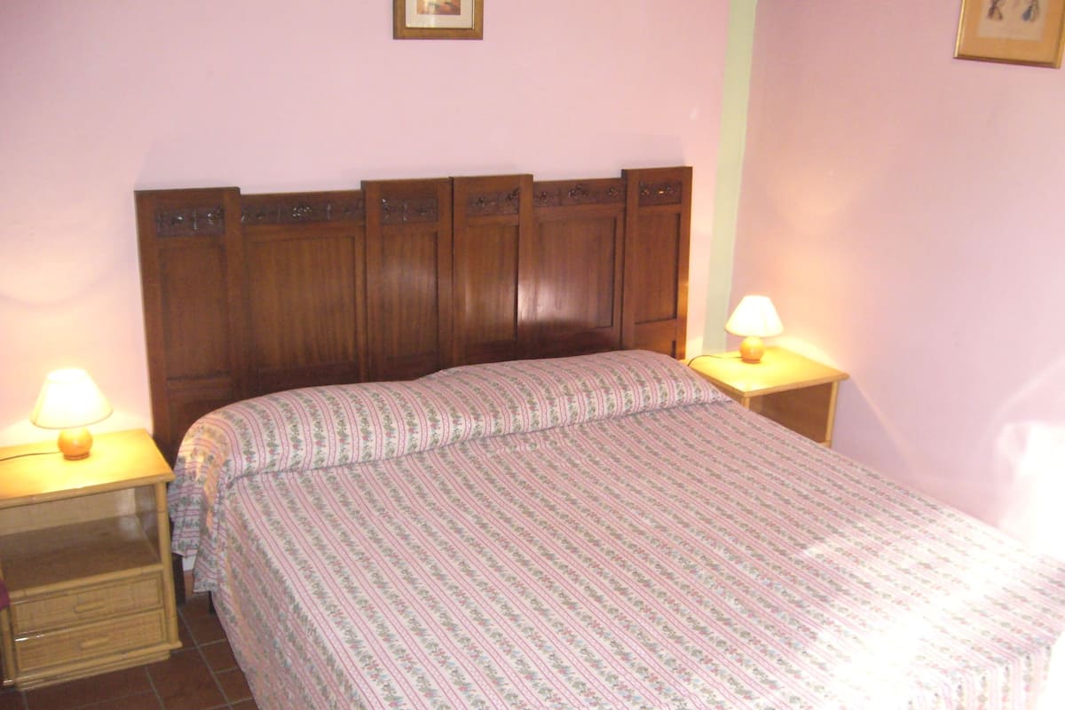 Desk, free cribs/infant beds, rollaway beds, bed sheets