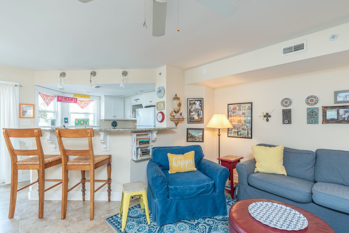 Sun-drenched Condo on South End with Wifi and elevator access