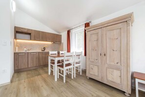 Suite estándar, 1 habitación | Servicio de comidas en la habitación