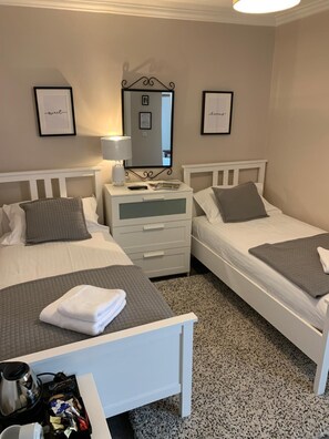 Tabla de planchar con plancha, wifi gratis y ropa de cama 