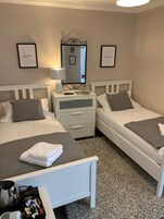 Tabla de planchar con plancha, wifi gratis, ropa de cama