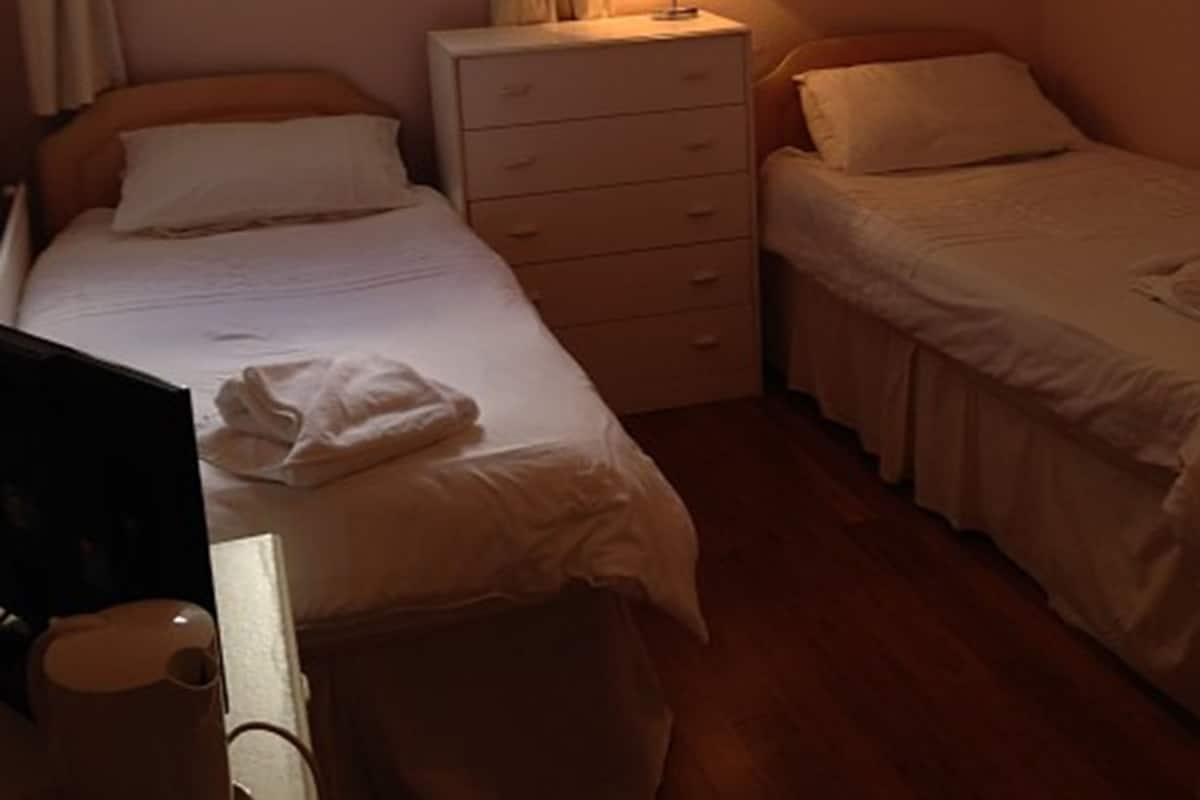 Habitación estándar con 2 camas individuales, 2 camas individuales | Tabla de planchar con plancha, wifi gratis y ropa de cama