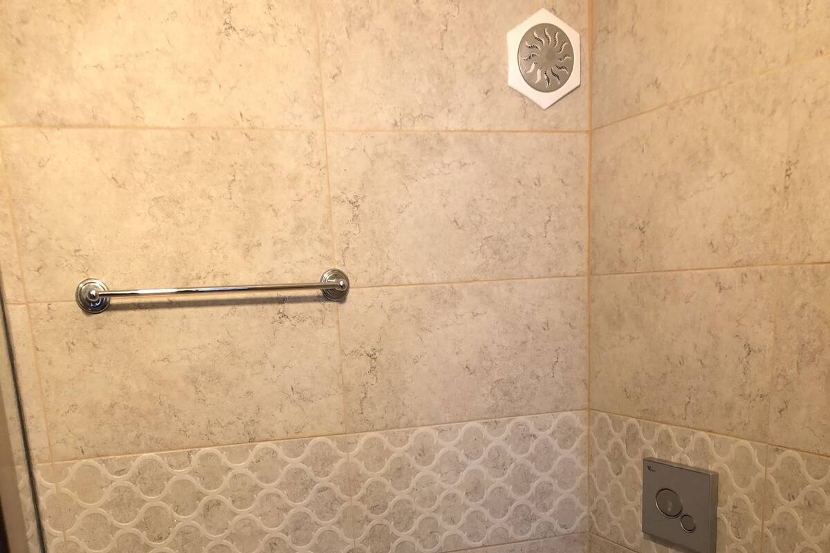 Deep-soaking bathtub, free toiletries, hair dryer, slippers