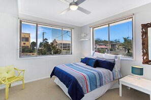 5 عدّة غرف نوم ومكواة/لوح كي وملاءات أسرّة