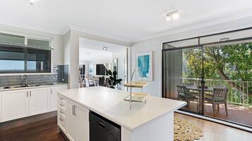 House, 5 Bedrooms | Private kitchen | Fridge, microwave