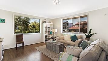 House, 5 Bedrooms | Living room