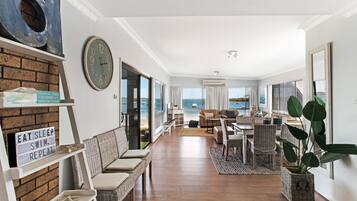 House, 5 Bedrooms | Living area