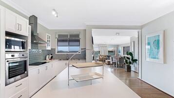 House, 5 Bedrooms | Private kitchen | Fridge, microwave