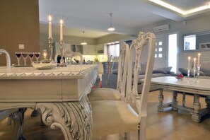 Villa, 3 Schlafzimmer | Essbereich im Zimmer