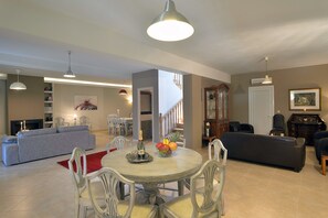 Villa, 3 habitaciones | Área de sala de estar | Televisión de pantalla plana y chimenea 