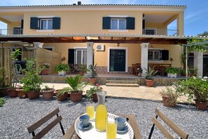 Vista frontal de la propiedad