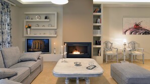 Villa, 3 soverom | Oppholdsområde | Flatskjerm-TV og peis