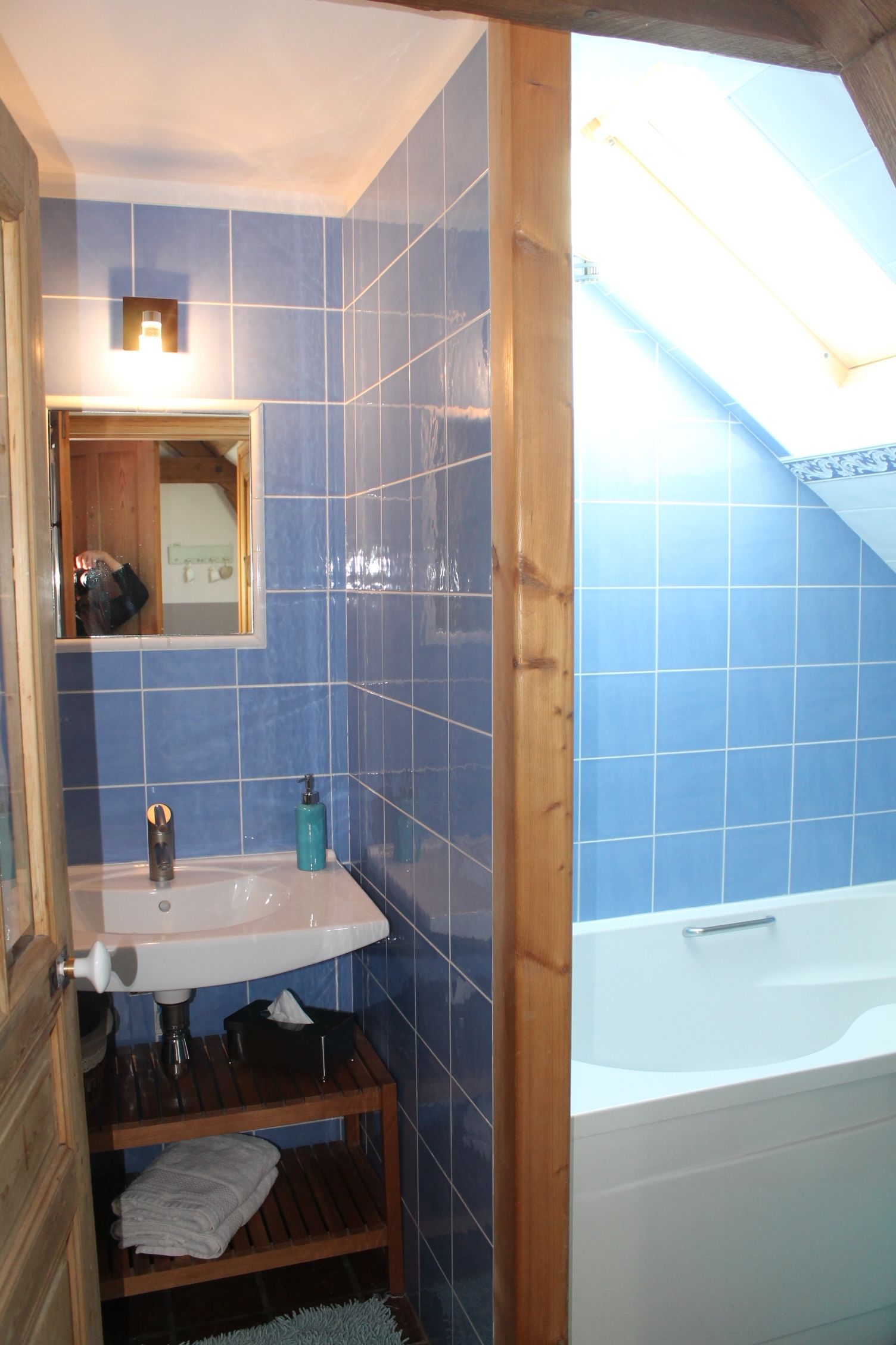 Une salle de bain avec un lavabo, un miroir et une baignoire.