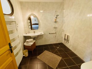 Baignoire à jets, articles de toilette gratuits, sèche-cheveux
