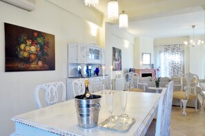 Villa, 5 Schlafzimmer, eigener Pool | Essbereich im Zimmer