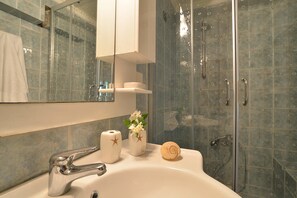 Villa, 5 chambres, piscine privée | Salle de bain | Baignoire et douche séparées, articles de toilette (gratuits)